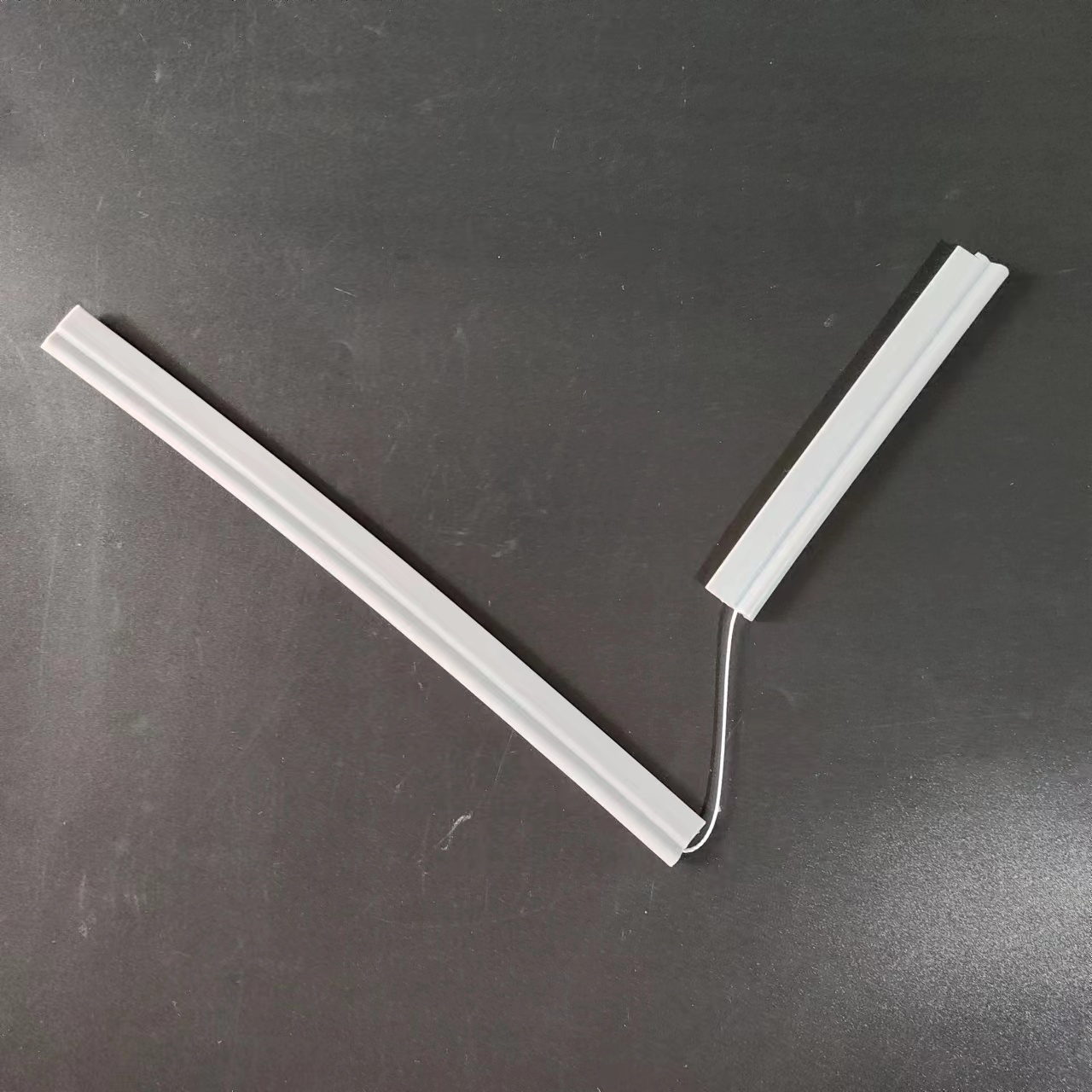 夾線矽膠（jiāo）密封條：優異性能助力工業設備密封升級